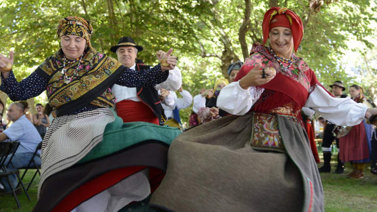 El grupo Aguzo lleva la música tradicional y los bailes a la fiesta que reúne a los pueblos.