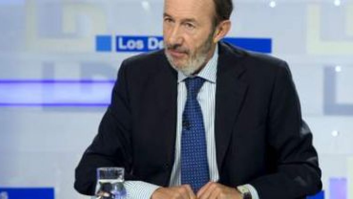 El ministro del Interior, Alfredo Pérez Rubalcaba, ayer durante una entrevista televisiva.