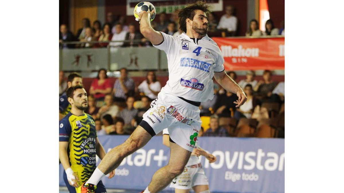 Simonet tiene encima de la mesa la oferta del club para renovar su contrato. SECUNDINO PÉREZ