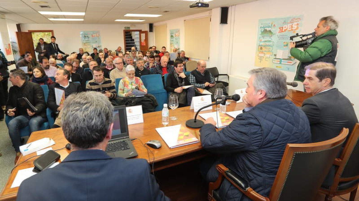 A la derecha, Francisco Marín observa a Raúl Valcarce, en el salón de actos de la Diputación en Ponferrada. L. DE LA MATA