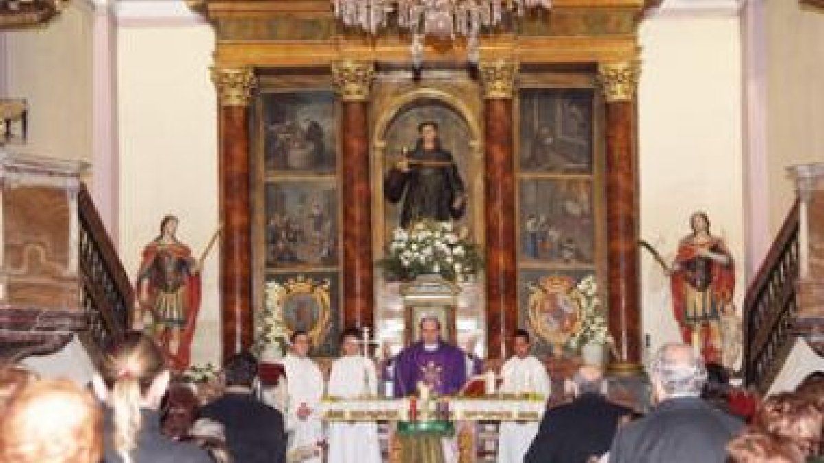 La ermita se quedó pequeña para acoger a todos los fieles