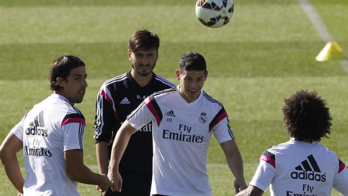 James, en el centro, ya está recuperado de sus problemas.
