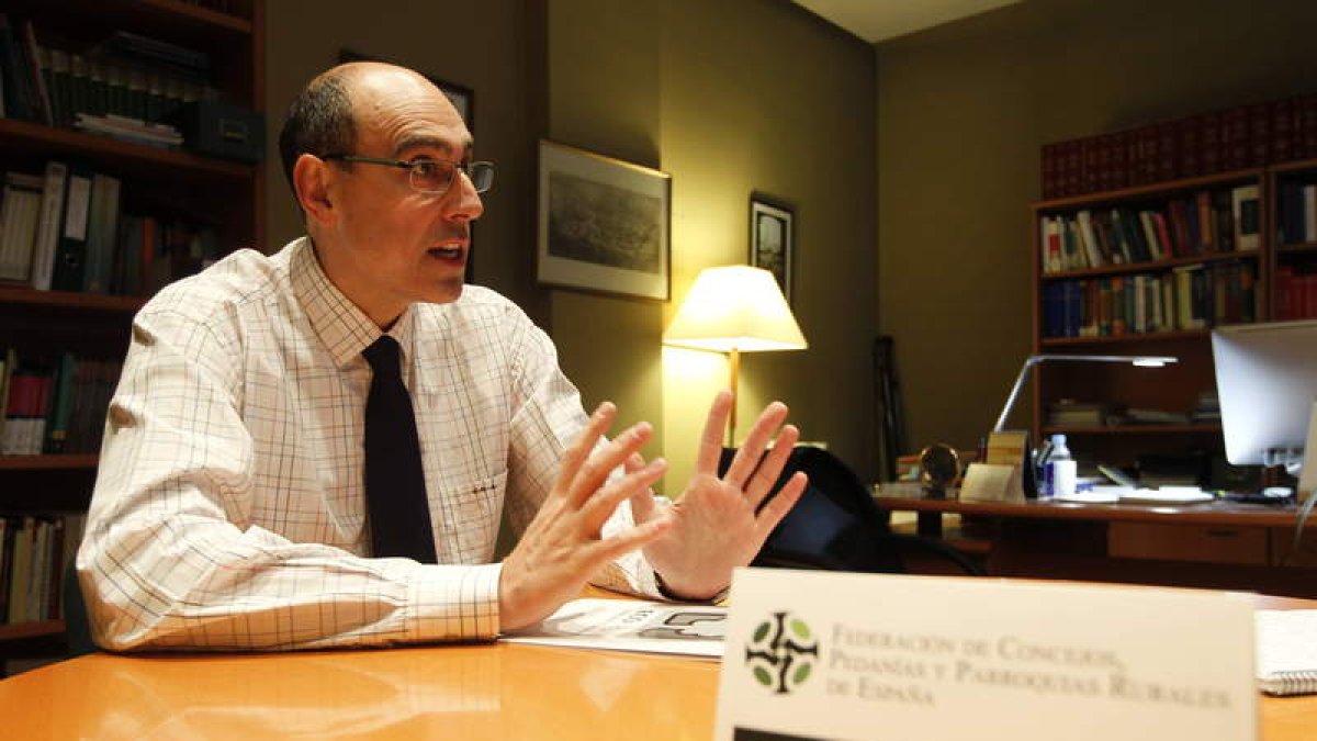 Carlos González Antón, secretario de la Federación de Entidades Locales Menores. JESÚS F. SALVADORES