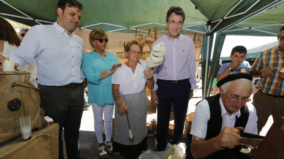 El presidente se interesó por muchos de los oficios que se mostraron en la feria. MARCIANO