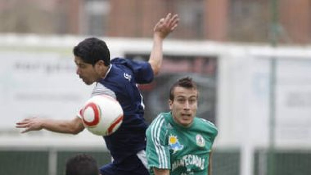 El maragato Borja trata de hacerse con el balón ante un rival.