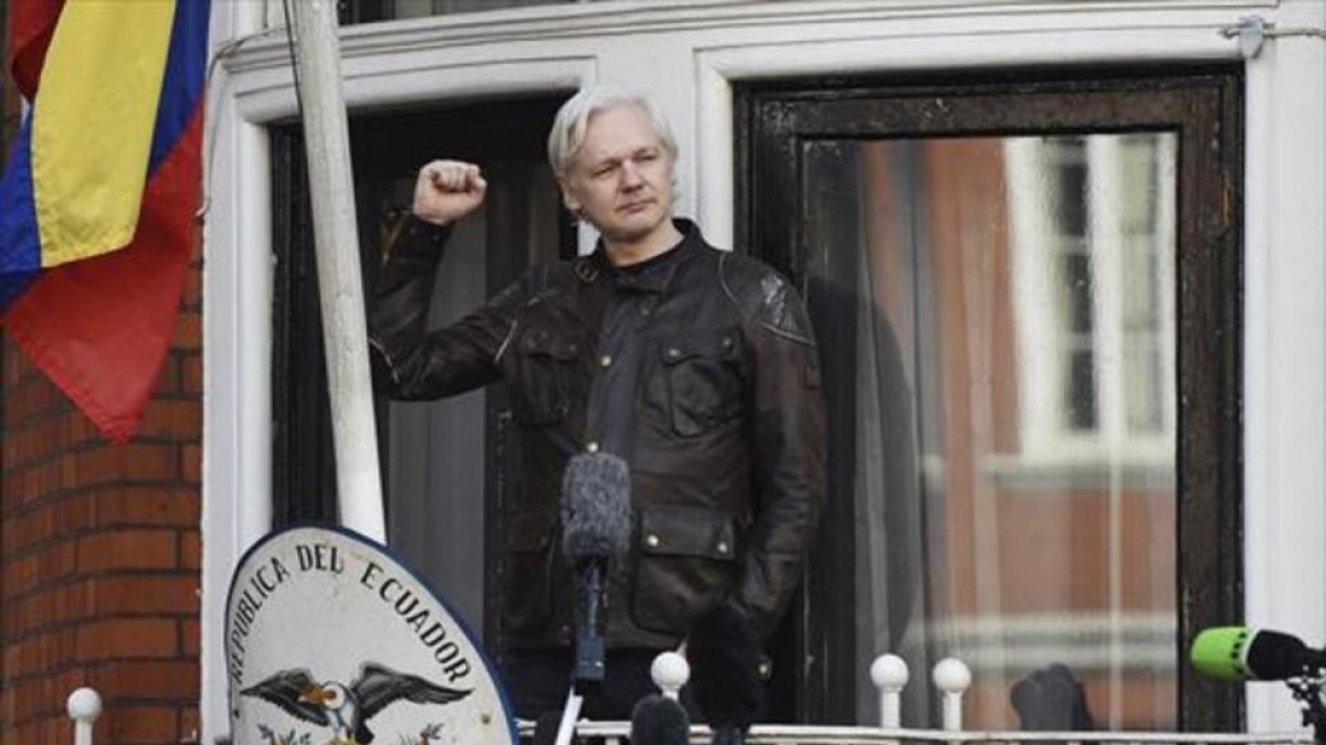 Protegido 8Assange saluda desde la embajada ecuatoriana, ayer.