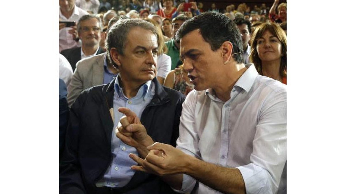 Zapatero y el secretario general del PSOE, Pedro Sánchez. Á. DÍAZ