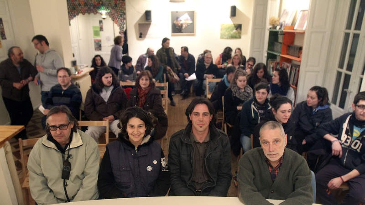 Javier Álvarez (derecha) presenta el proyecto.