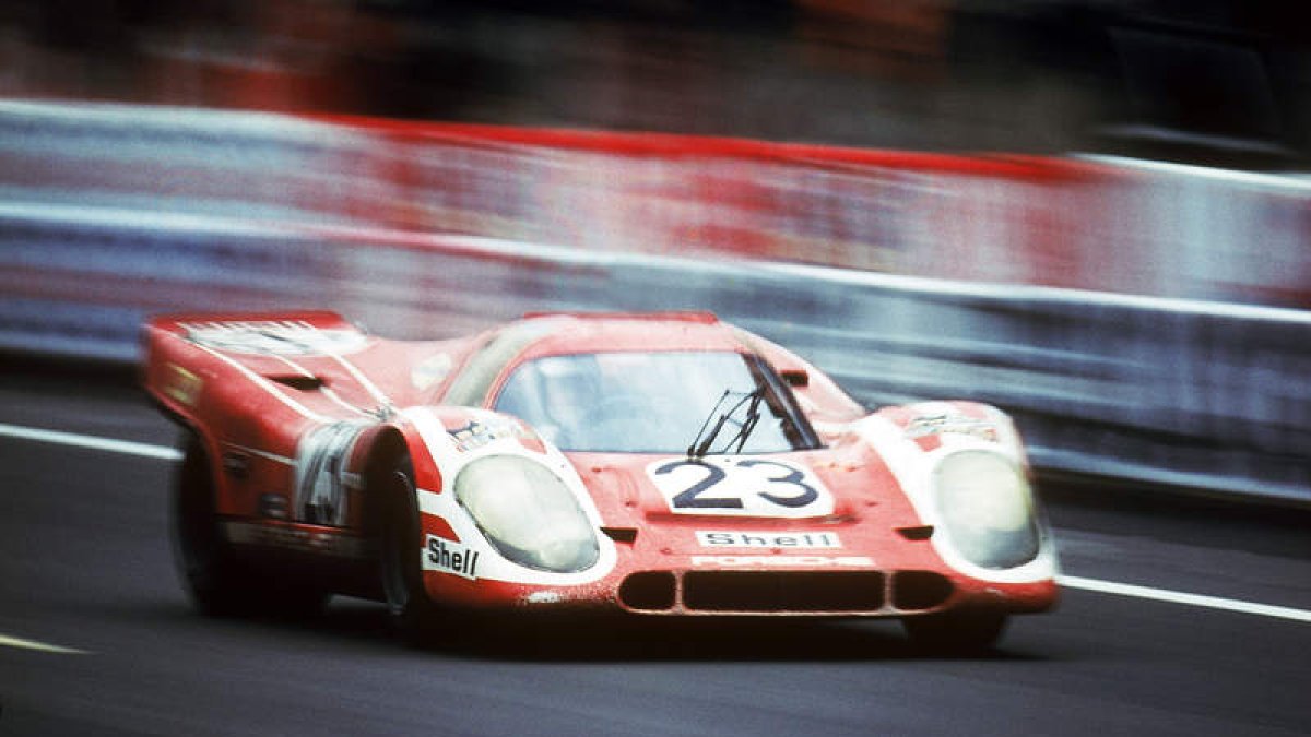 ‘Porsche über alles’. Bajo el ‘diluvio universal’ el 917 «cola larga» (nº 23) firmó, bajo la batuta de Hans Herrmann y Richard Attwood, la legendaria victoria de Porsche en las 24 Heures de 1970. Ahora, cuatro décadas y media despu