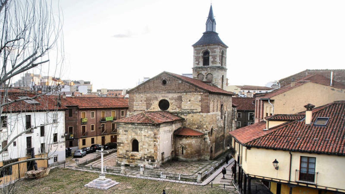 Casi la totalidad de las tejas de la iglesia del Mercado necesitan una restauración tras el desgaste sufrido con el paso de los años