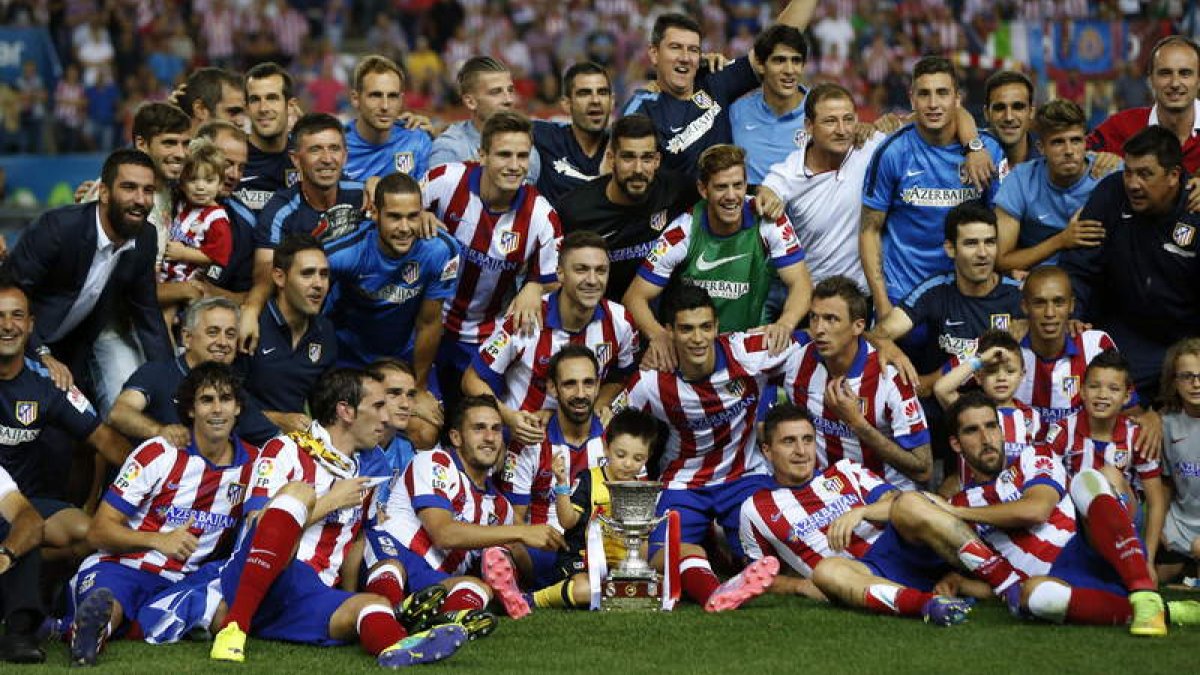 El Atlético celebra su primer título de la temporada y el segundo de una Supercopa que va a parar a sus vitrinas tras imponerse al Real Madrid en el partido de vuelta.