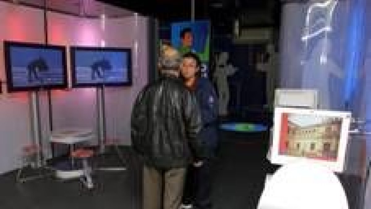 La exposición itinerante se encuentra ubicada en el aparcamiento del Museo del Ferrocarril