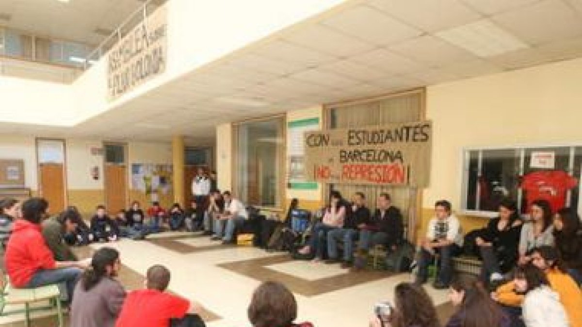 La decana de Económicas, María Jesús Mures (centro), con otros dos responsable de este centro univer
