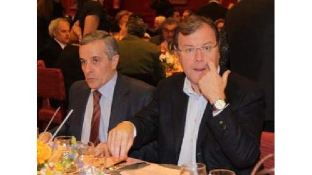 Emilio Gutiérrez y Antonio Silván compartieron mesa durante la comida de Navidad del PP.