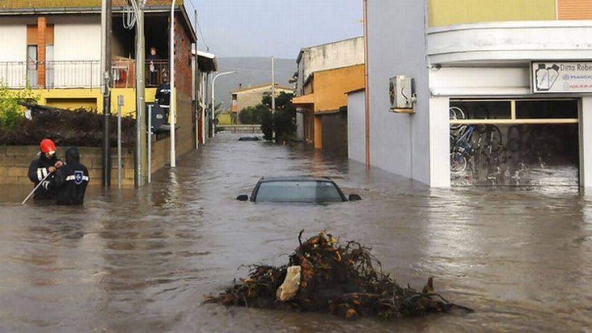 Efectivos de rescate, en una zona inundada de la localidad de Uras, en Cerdeña, el lunes.