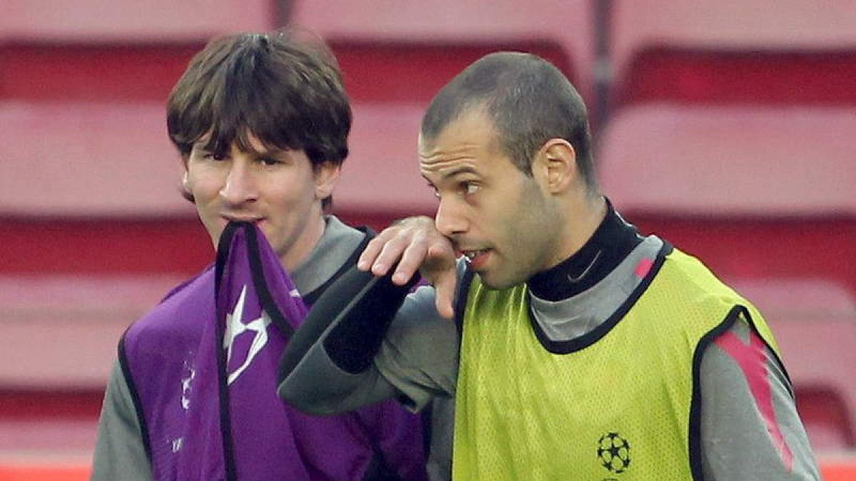 Leo Messi y Javier Marcherano, durante el entrenamiento del equipo azulgrana.