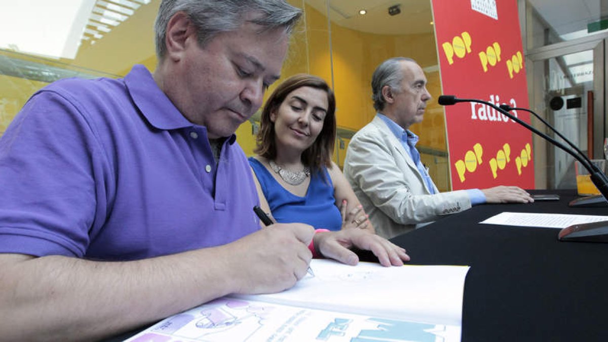 Miguel Ángel Martín, pintando durante la presentación del cómic que ha hecho para el Thyssen, junto a Laura Barrachina y Luis Alberto de Cuenca
