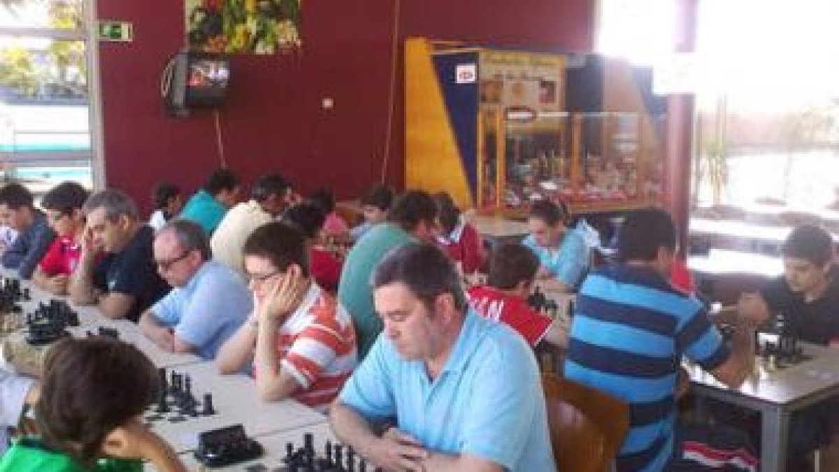 Jugadores en el torneo de ajedrez de La Bañeza.