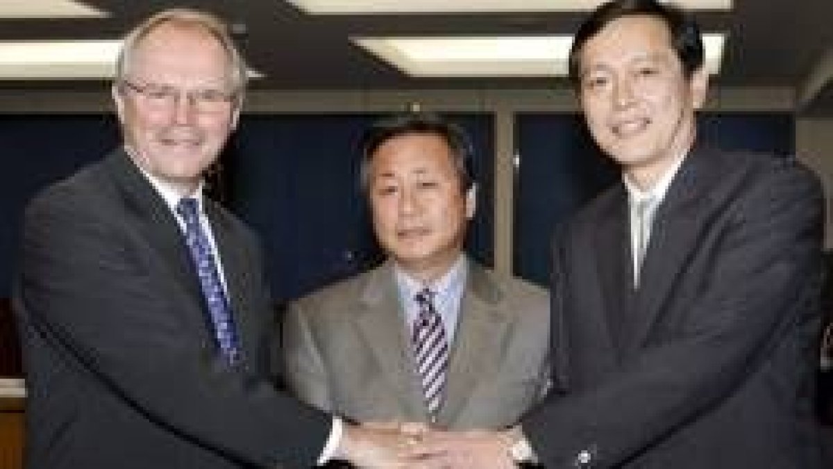 El negociador americano estrecha las manos con el ministro japonés y el responsable coreano