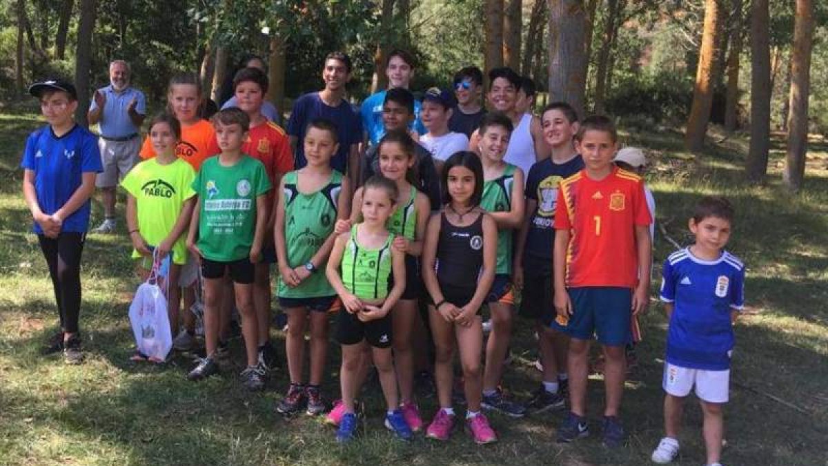 Varios de los jóvenes atletas que participaron en la inauguración. DL
