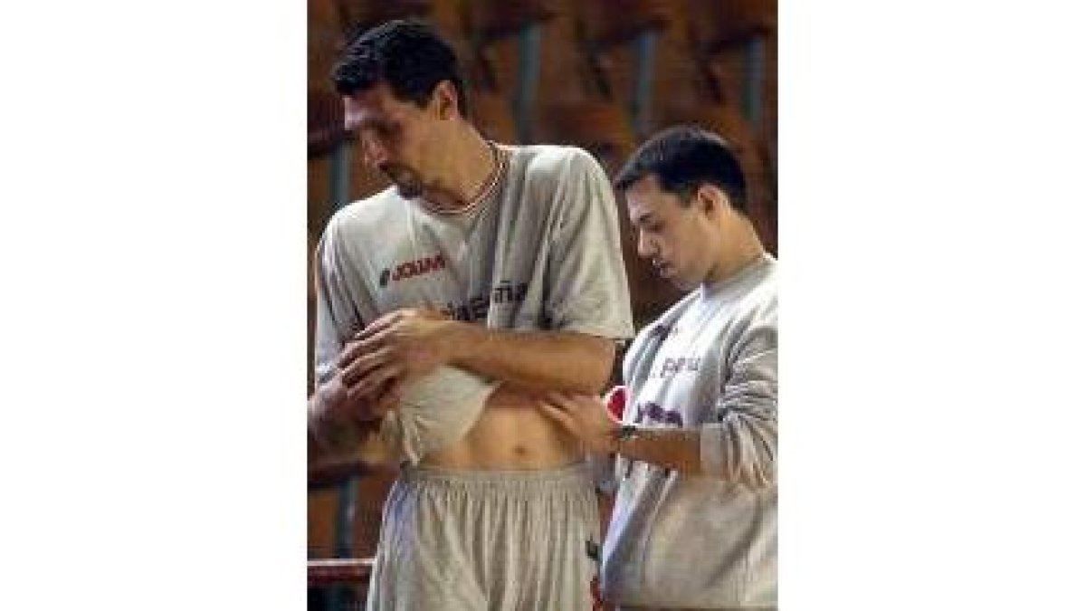 El pivot, a la izquierda,  recibe asistencia en una sesión preparatoria