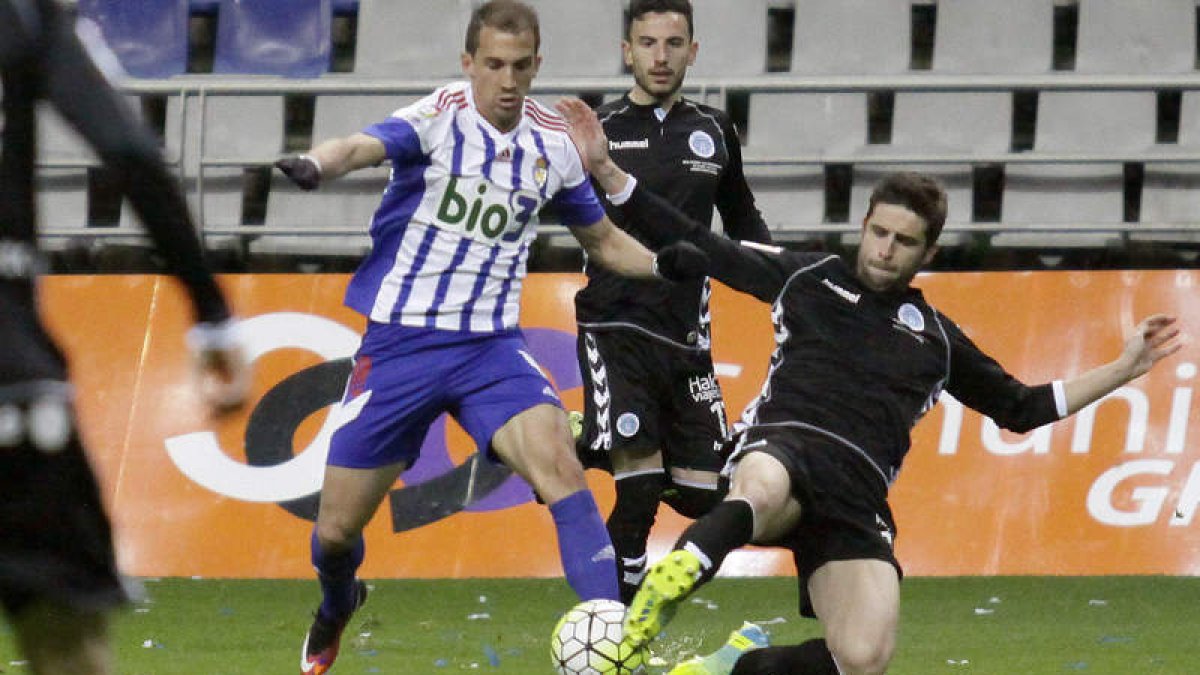 David Caiado fue el sustituto de Aguza en el ataque de la Deportiva, pero el portugués, como el resto del equipo, estuvo desaparecido en el Tartiere. PEDRO PASCUAL