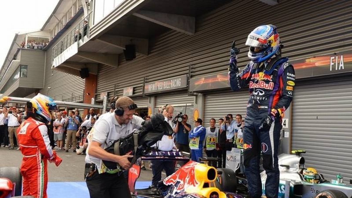 Vettel celebra la victoria ante Alonso.