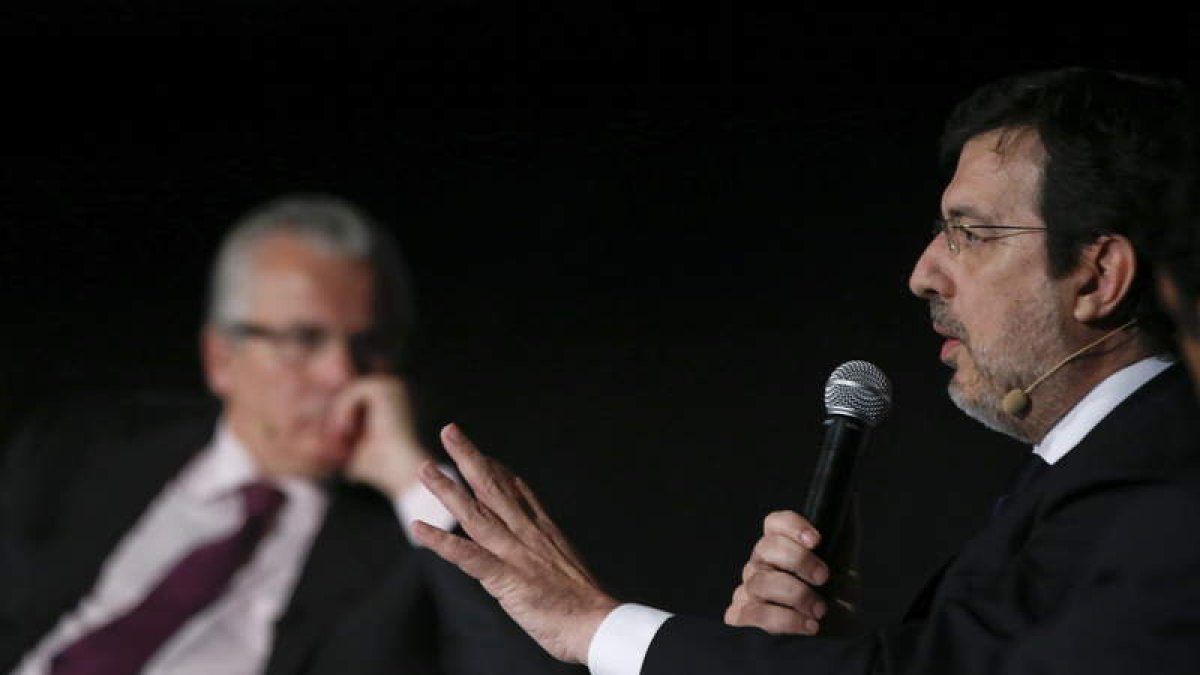 Baltasar Garzón escucha las explicaciones del juez de la Audiencia Nacional Andreu.