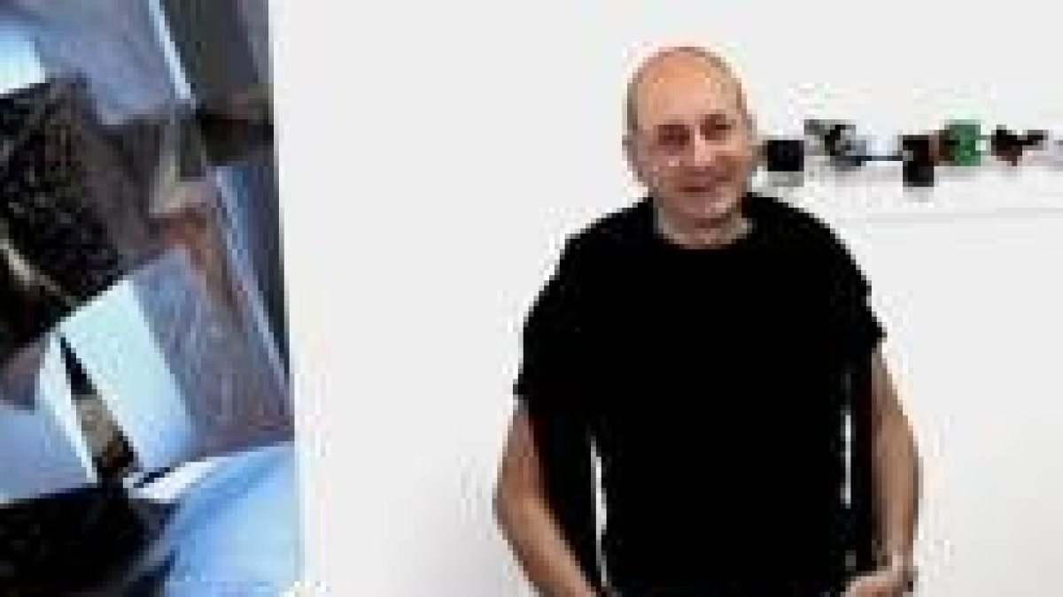 Ángel Arbe posa ante una de sus obras