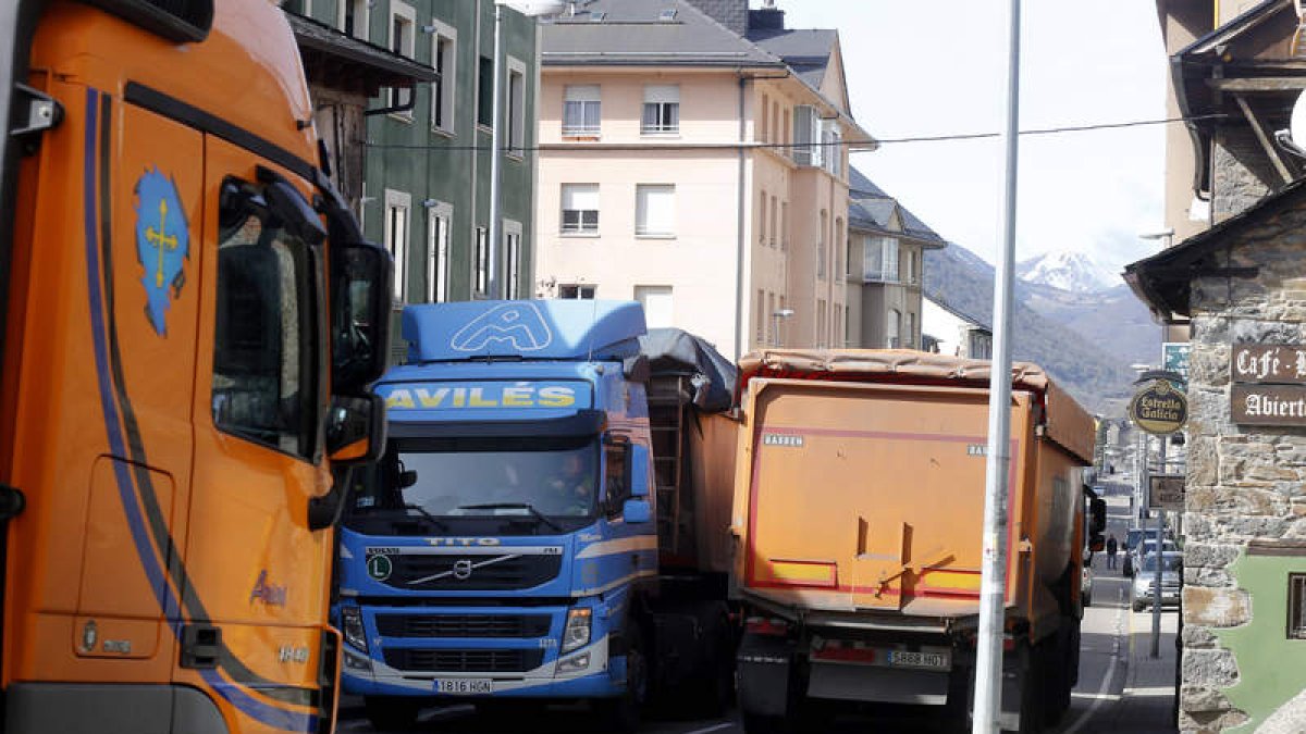 Varios camiones de transporte de carbón de importación, ayer, en las calles de Villablino. MARCIANO