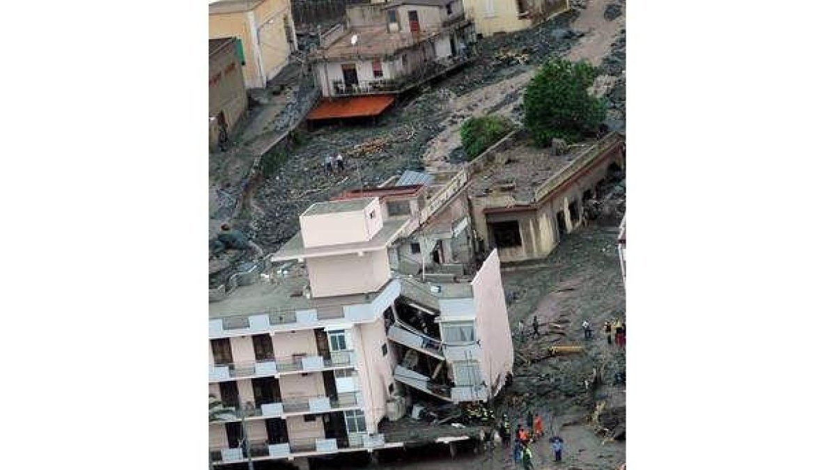 Un edificios derrumbado por las inundaciones.