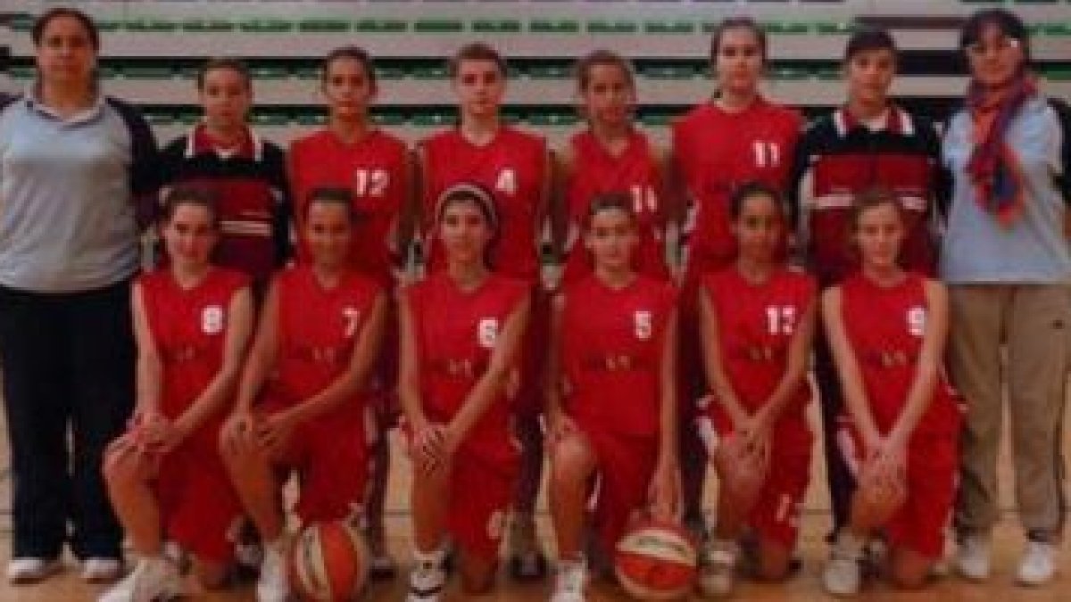Equipo femenino (arriba) y masculino (abajo) del Colegio Leonés