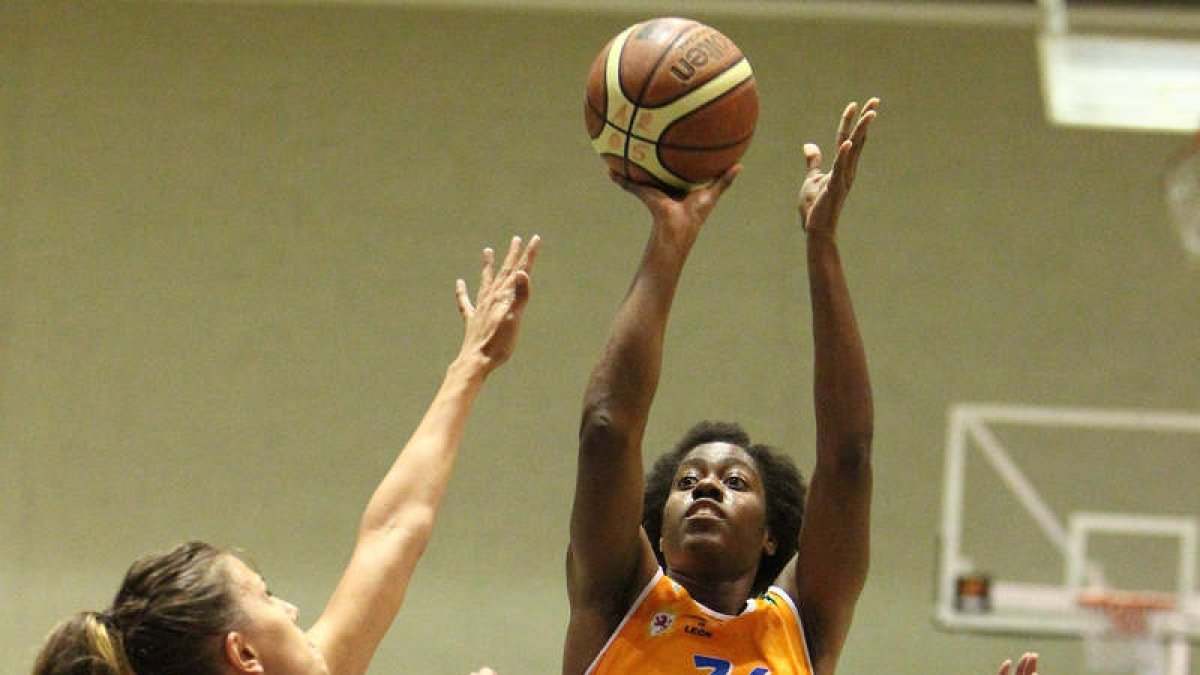 Victoria Dunlap anotó 21 puntos para el Aros León.