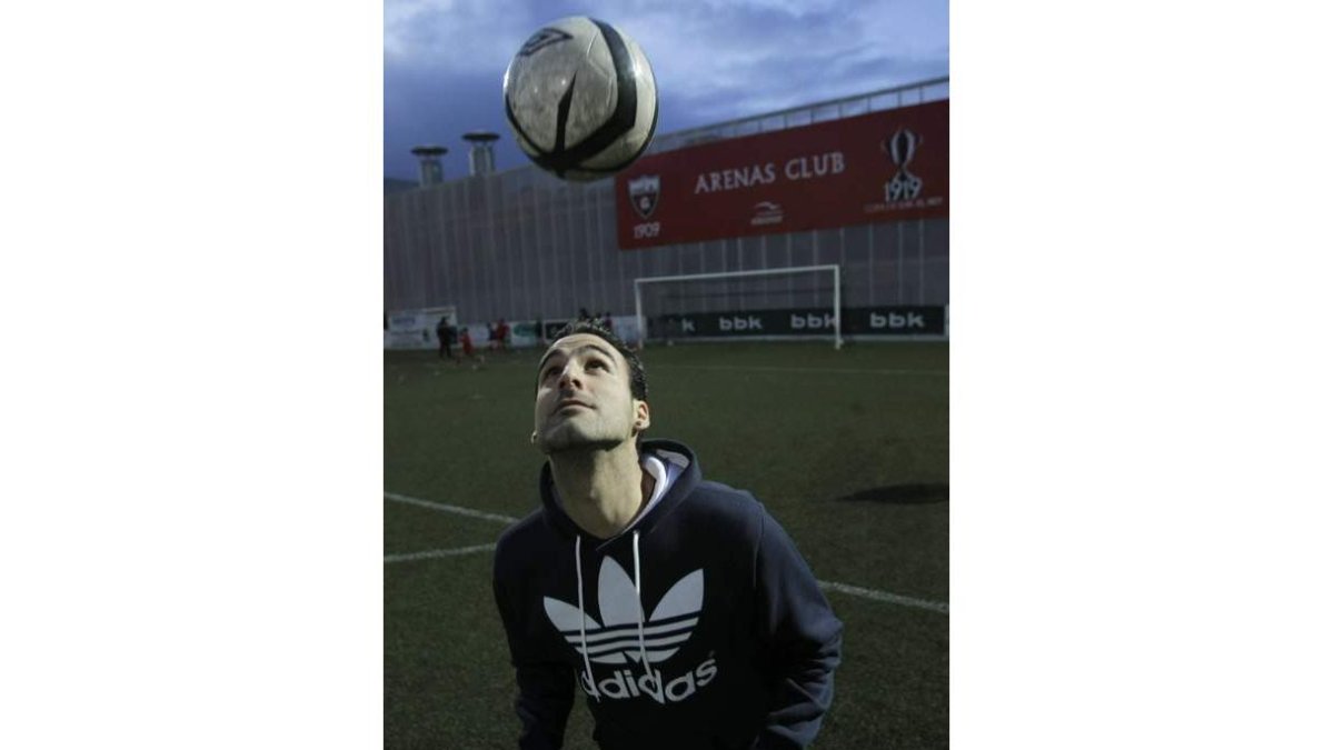 Murci cabecea el balón en el estadio del Arenas.