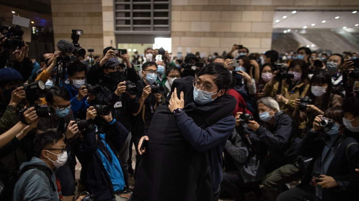 Candidatos prodemocracia se abrazan a la salida de la Corte que les juzga. JEROME FAUVRE