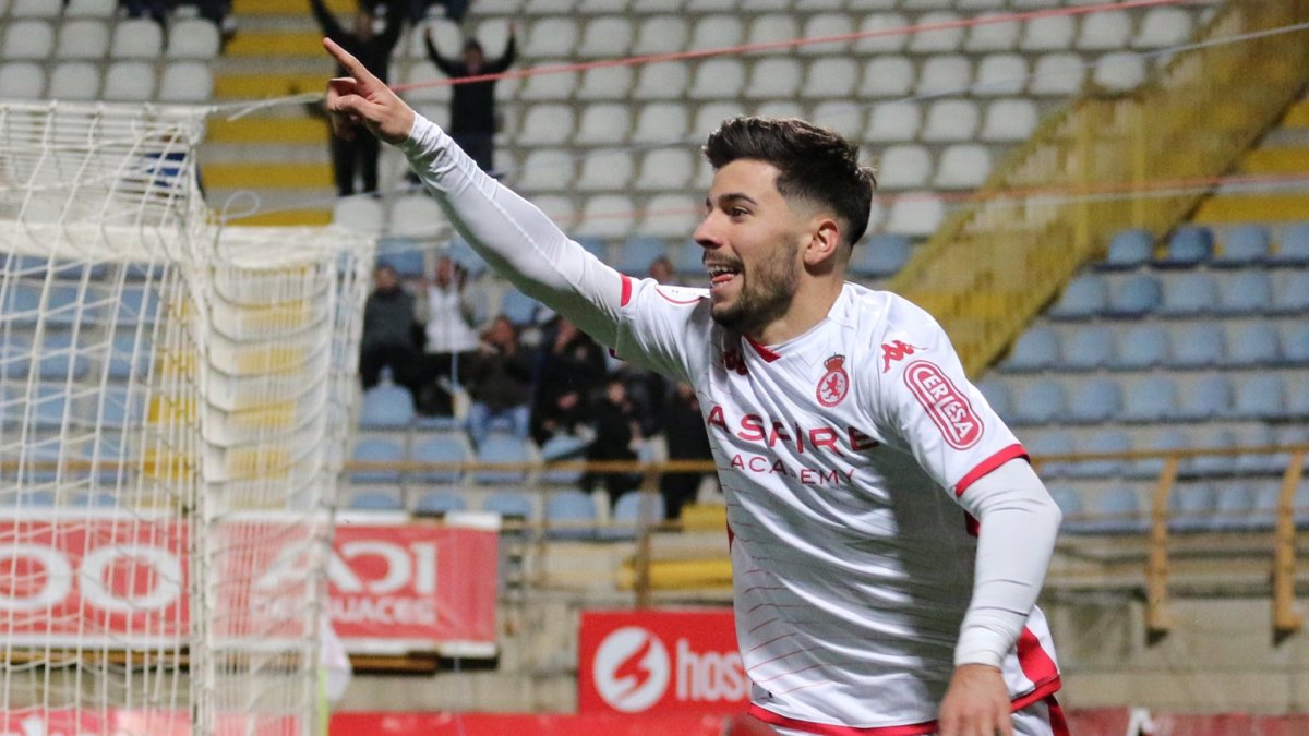 Martín Solar celebra el primer gol de la Cultural al Real Unión. J. NOTARIO
