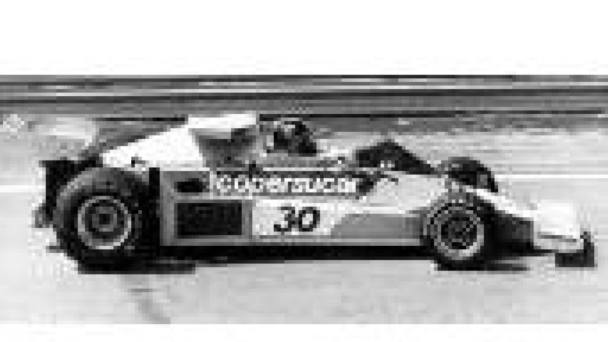 El Renault de Alonso, arriba, y el coche de Emerson Fitipaldi