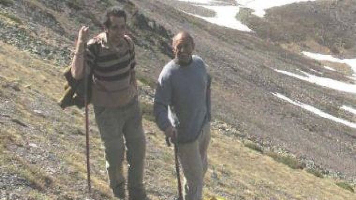 Santiago Domínguez, de Asprofir, y el experto Julio Getino