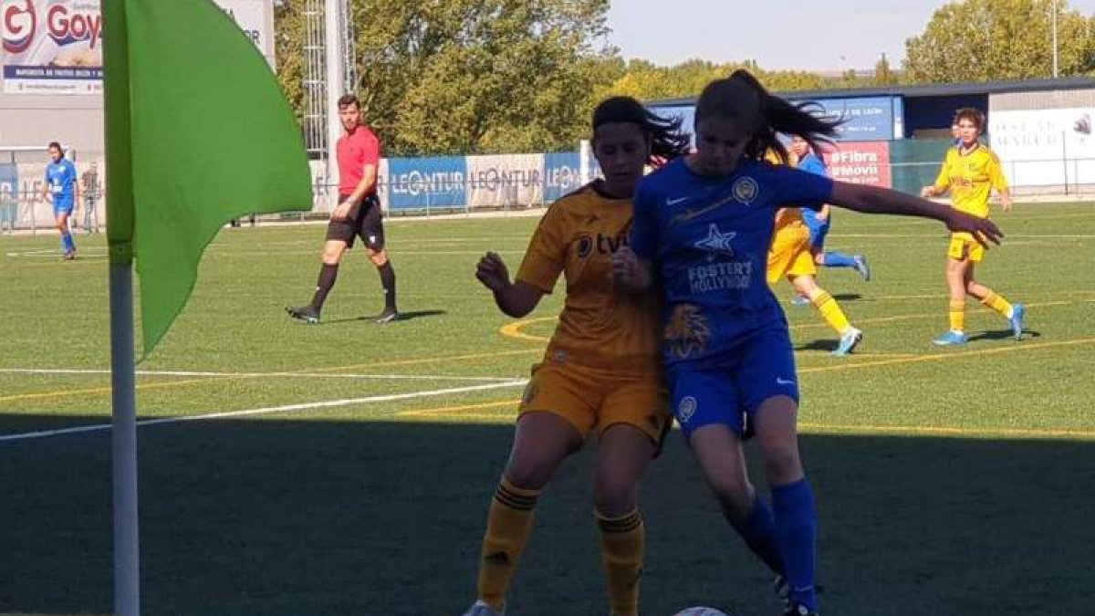 La deportivista Madi pelea por el balón con la leonesa María Gago. DL