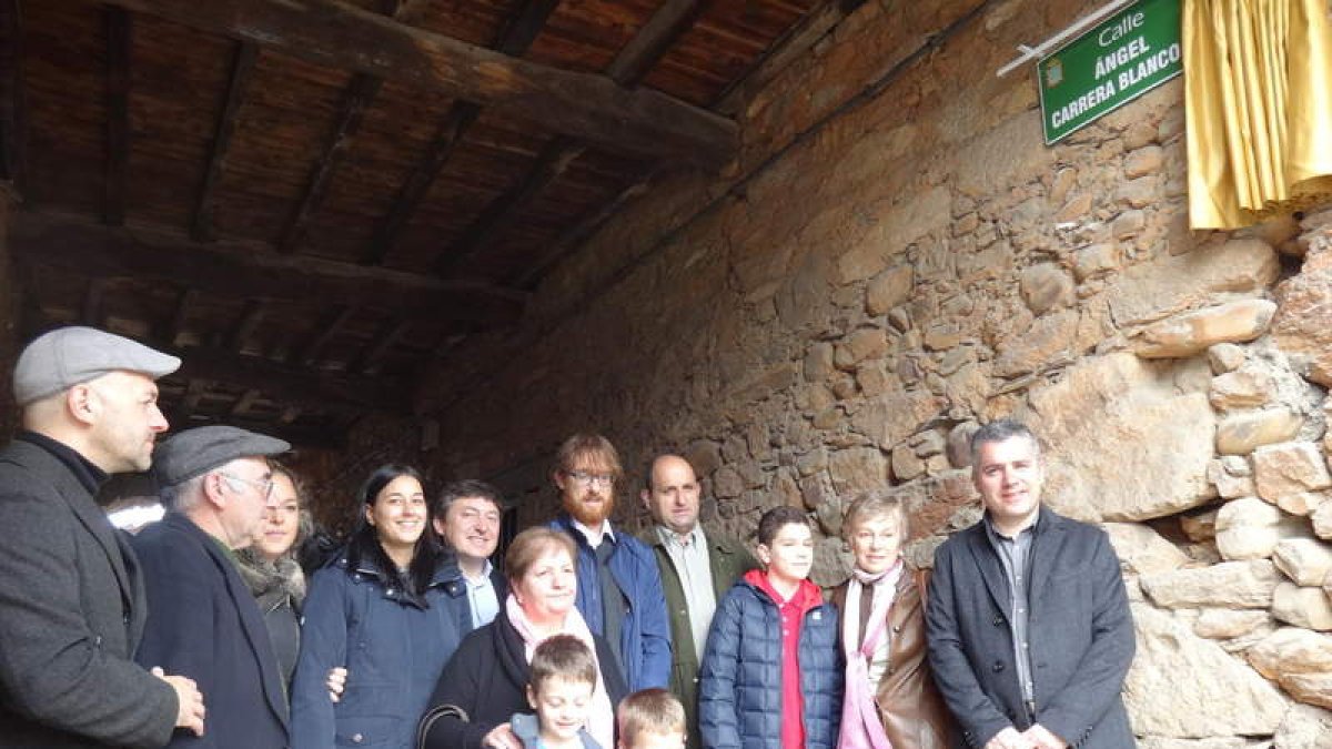 Folgueral con familiares de Ángel Carrera, en su calle.
