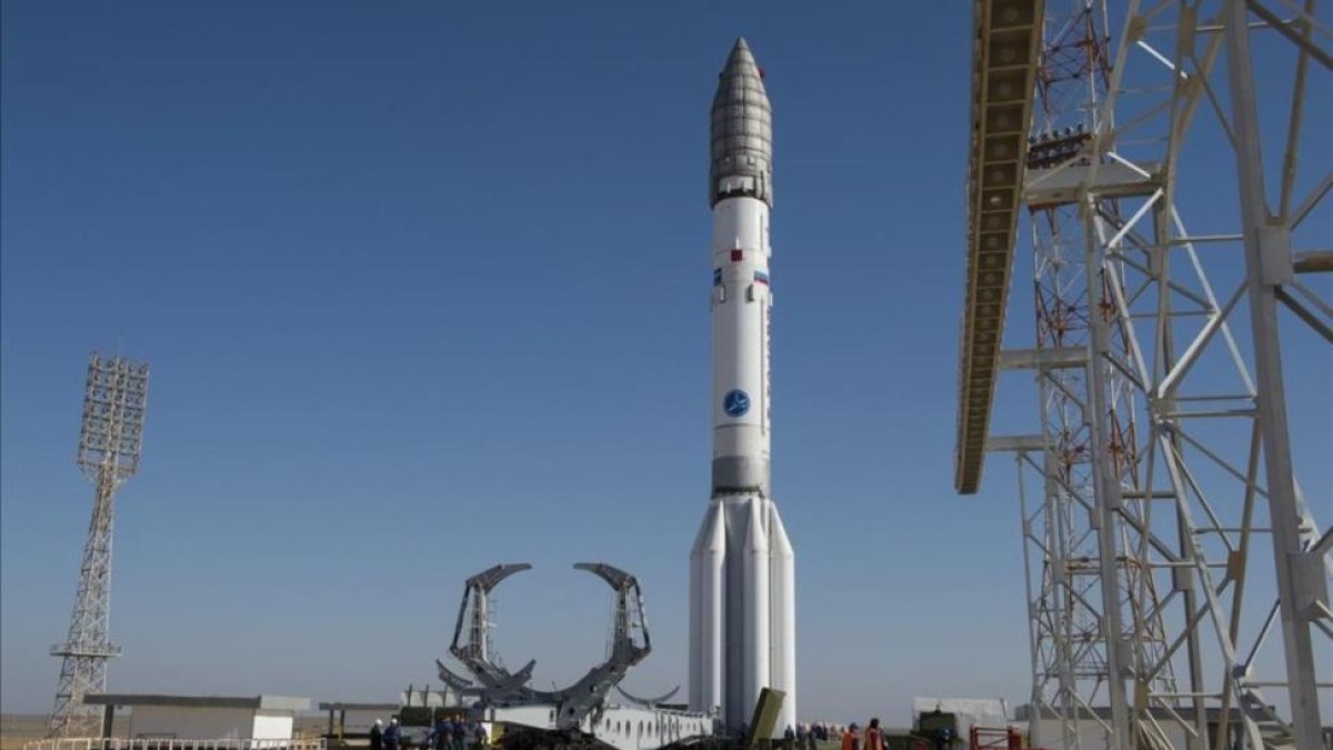 El cohete Protón que ha de lanzar la nave TGO, del programa ExoMars, listo para el despegue en la base rusa de Baikonur, en territorio kazajo.