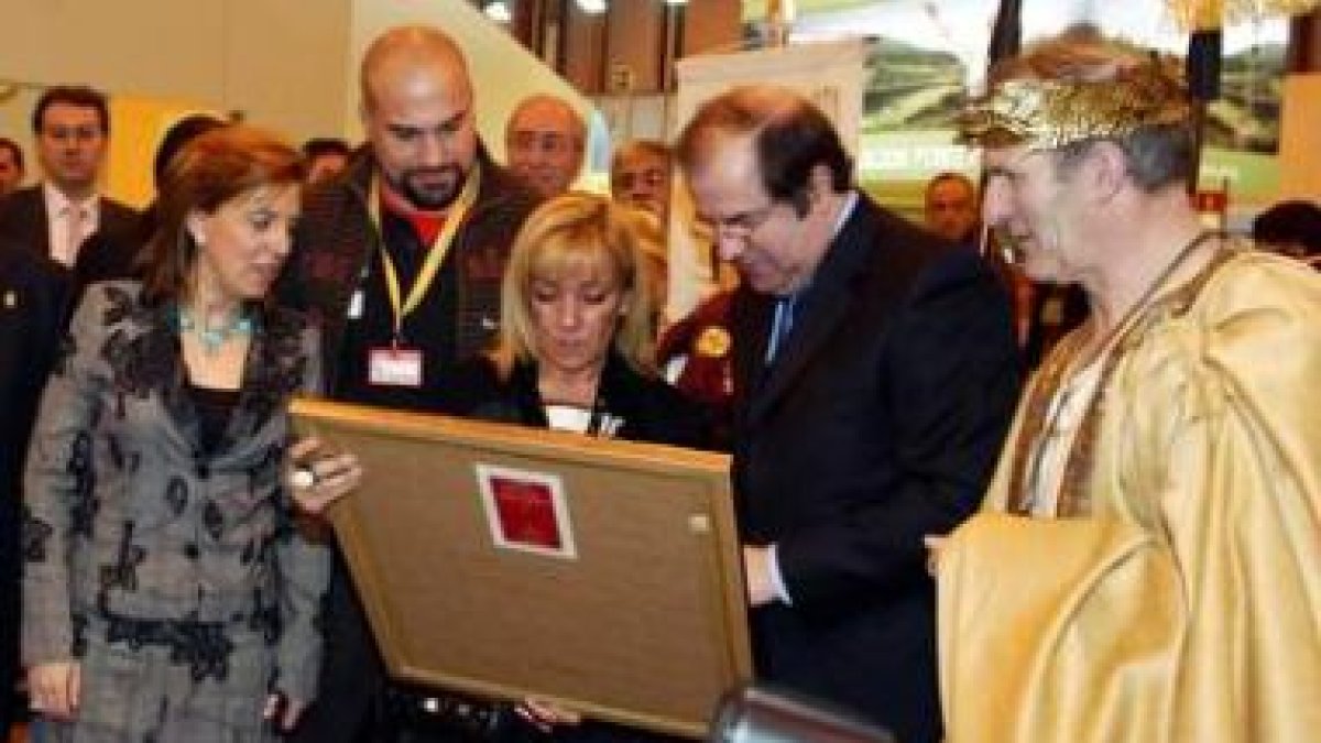 El César de Astúrica Augusta junto a varias autoridades en la edición de Fitur del 2008.
