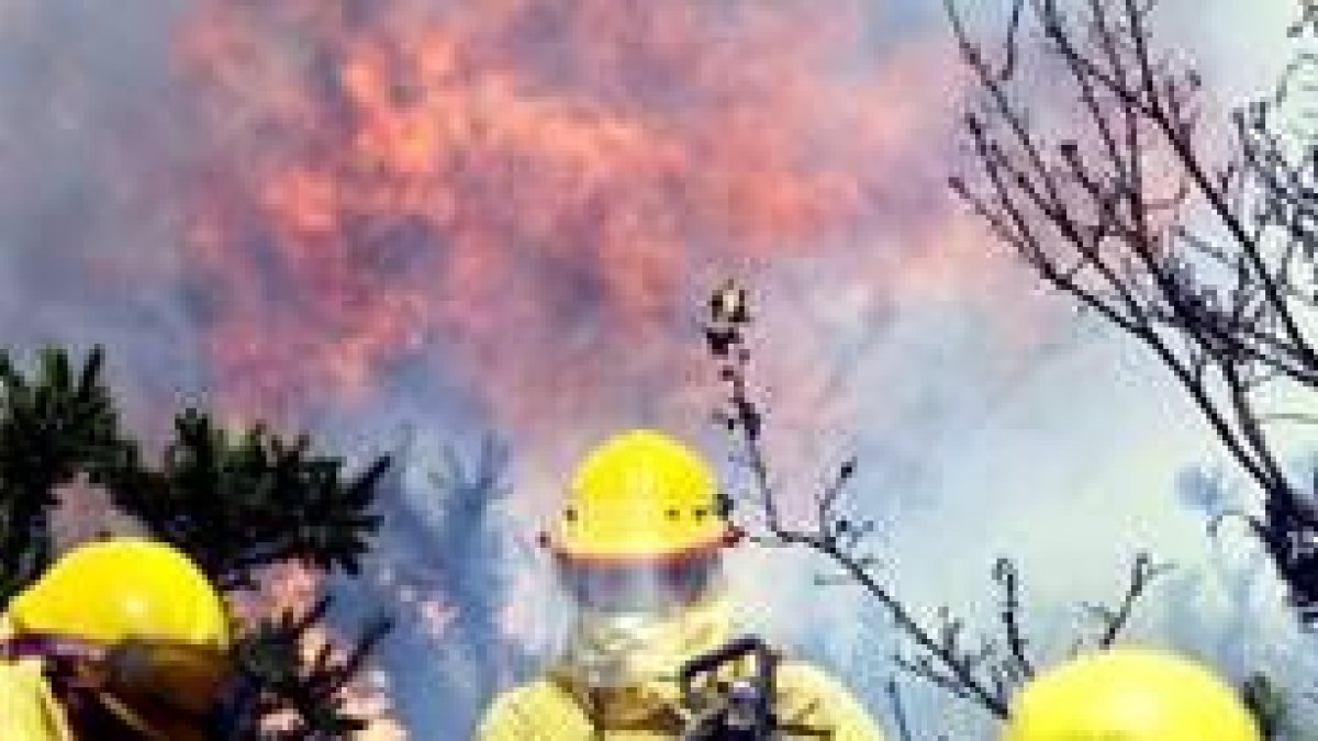 Efectivos de la UME y de la Xunta durante la extinción del incendio en Padrón