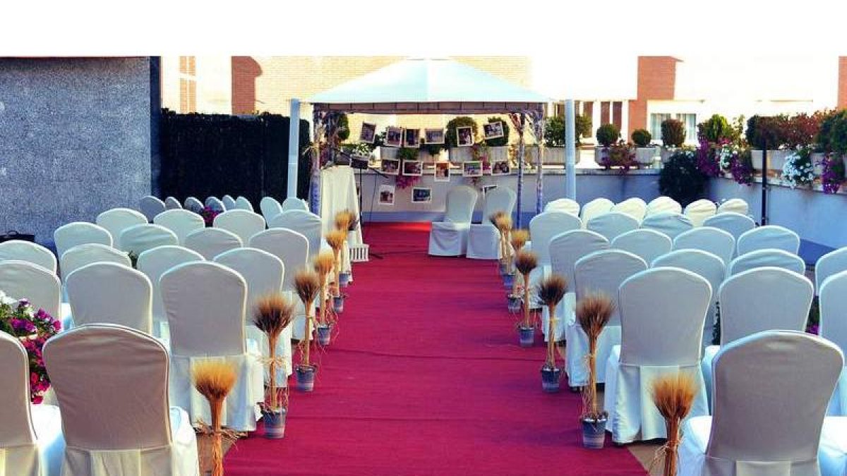 El hotel dispone de dos terrazas decoradas de forma elegante.