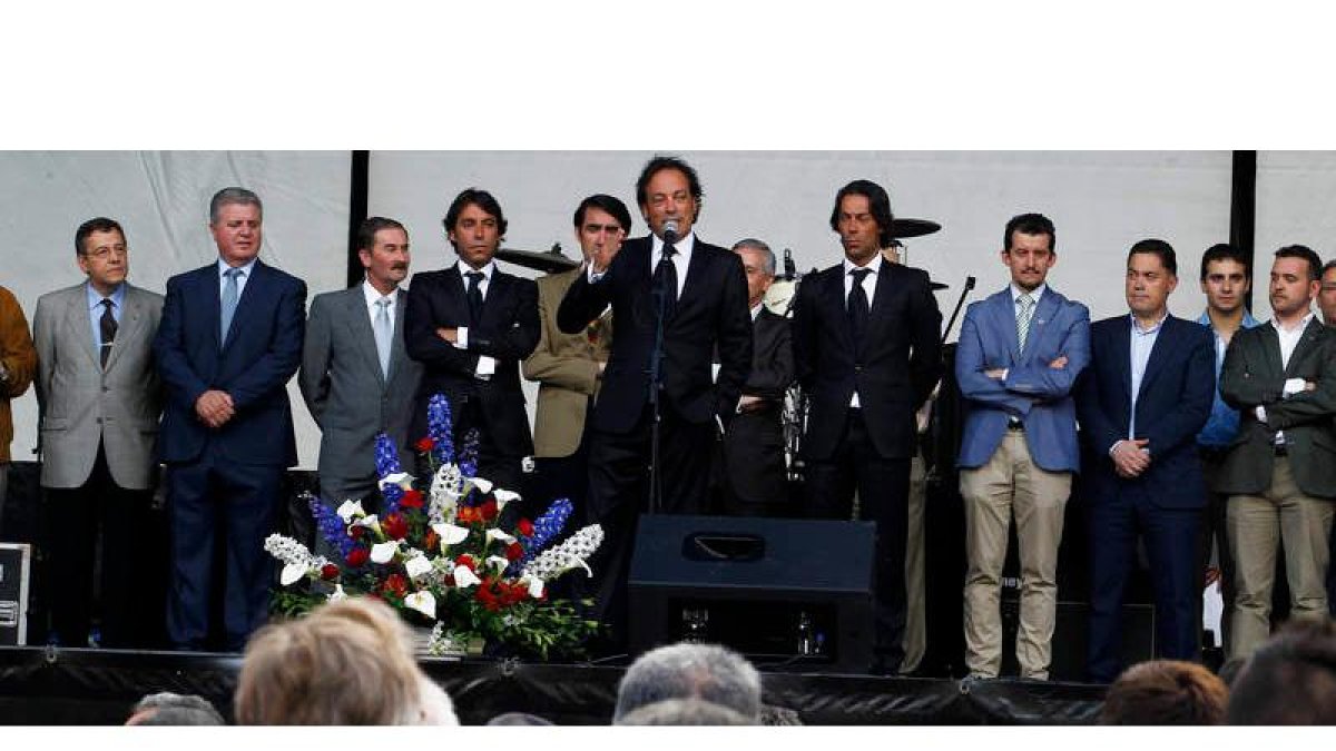 Manolo Quijano hijo, dirigiéndose al público leonés en el pregón de fiestas celebrado ayer en la Plaza Mayor.