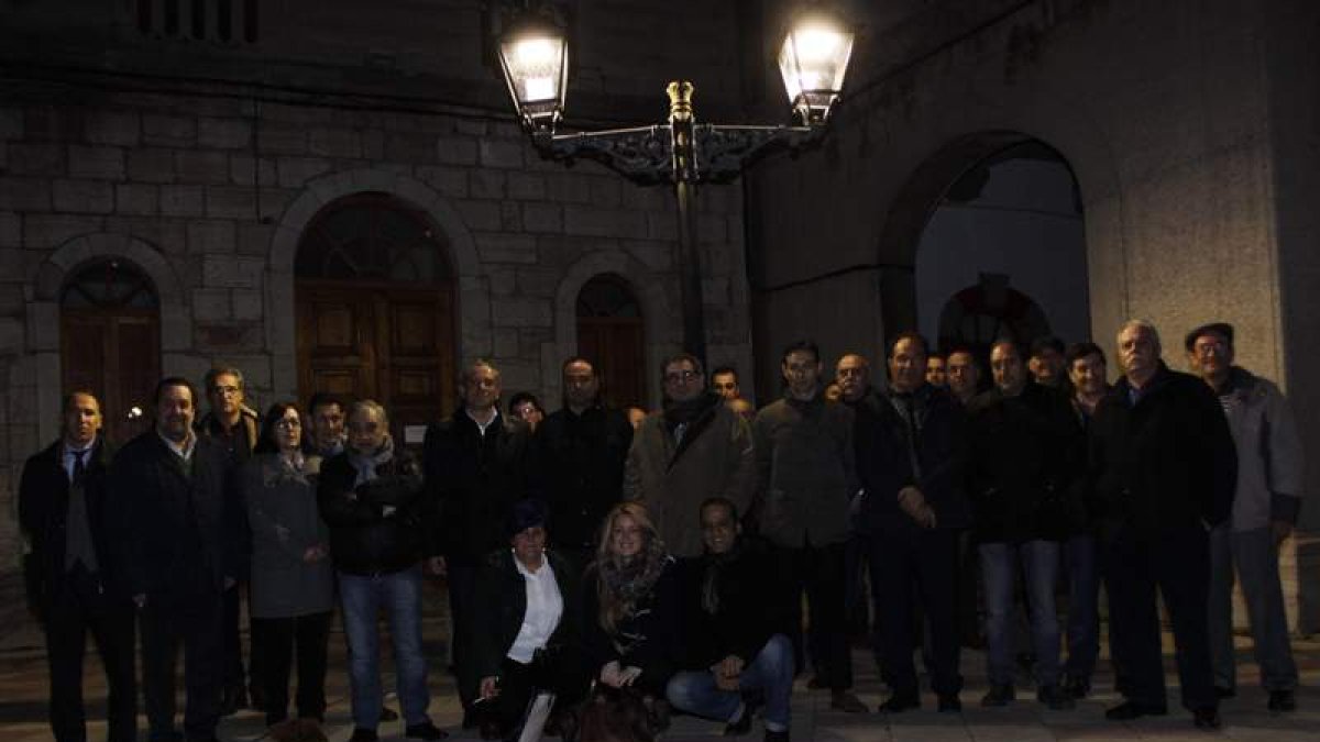 Los representantes políticos y técnicos visitaron la iluminación de la villa de Cistierna.