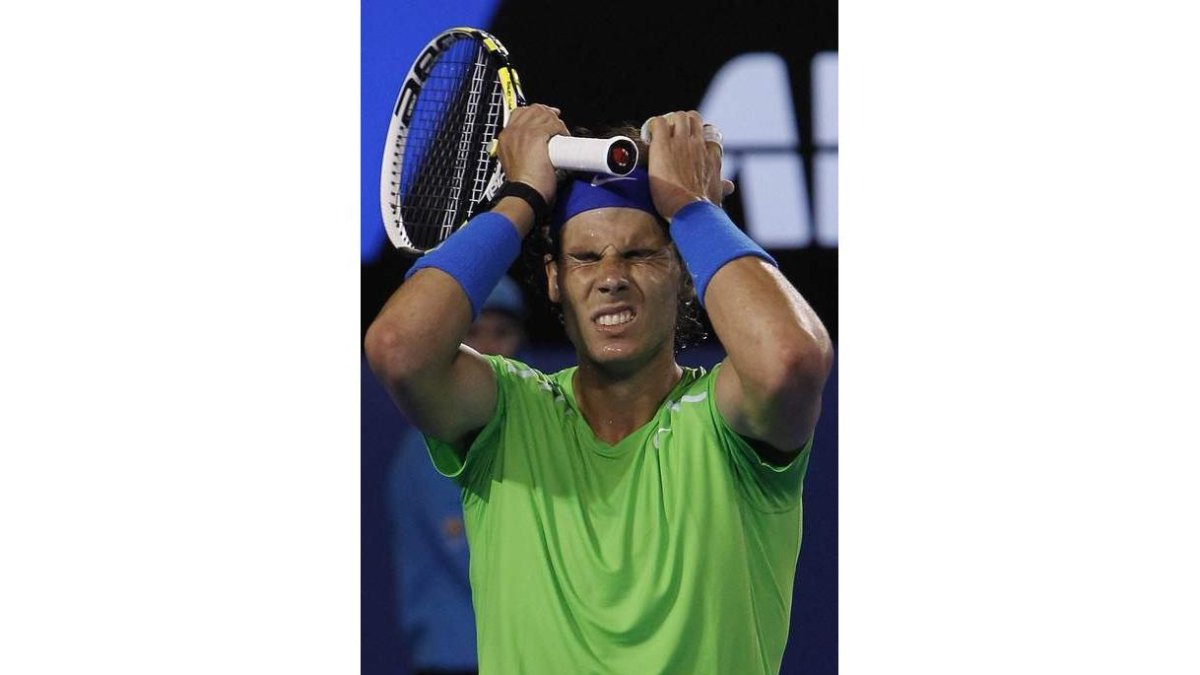 Rafa Nadal se lamenta tras perder un punto durante la final del Abierto de Australia.