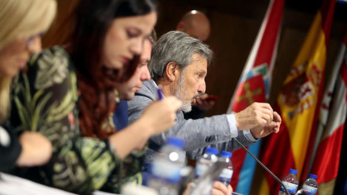 Las concejalas de Podemos y los ediles de Coalición por el Bierzo, durante el Pleno. ANA F. BARREDO
