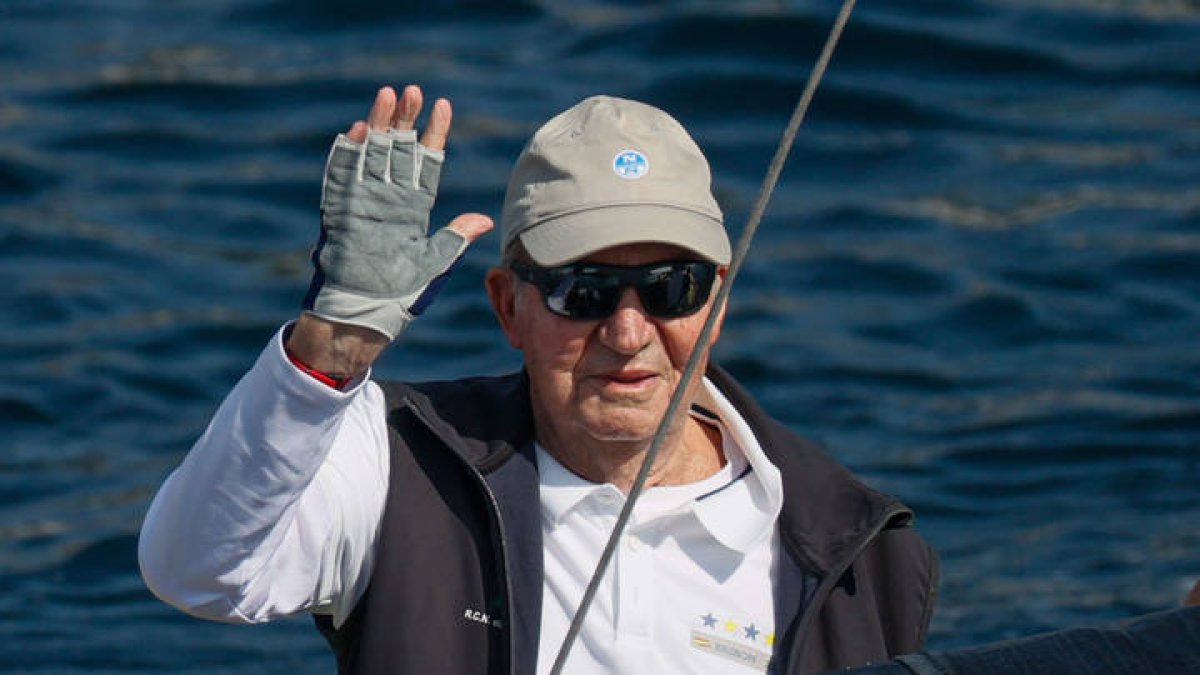 El rey Juan Carlos, en la salida para participar en la última jornada de la VIII Regata Rey Juan Carlos I Corte Inglés. LAVANDEIRA JR