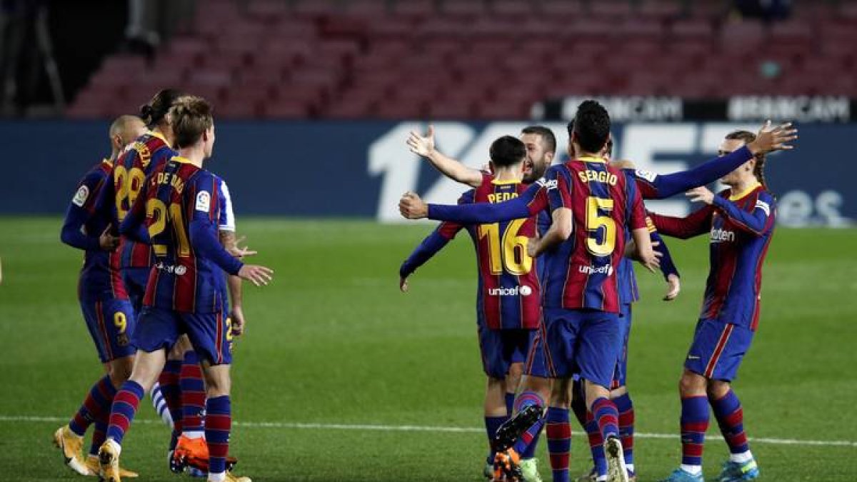 Los jugadores del FC Barcelona celebran el gol de Jordi Alba. ALEJANDRO GARCÍA